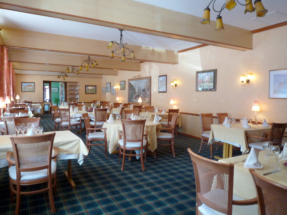 Hotel & Restaurant Le Cardinal Poix-de-Picardie Exterior photo